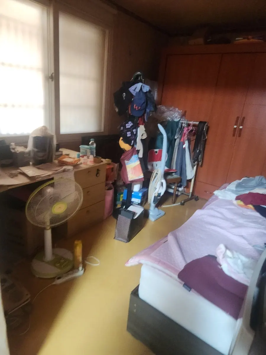 서울 구로구 가리봉동 단독주택 돌아가신분집정리 유품정리 빈집정리 쓰레기집정리 를 저렴한 비용으로 견적하고 저희"집 치울때"업체가 이틀중 1차로 작업을 완료한 내용입니다. 사진 2