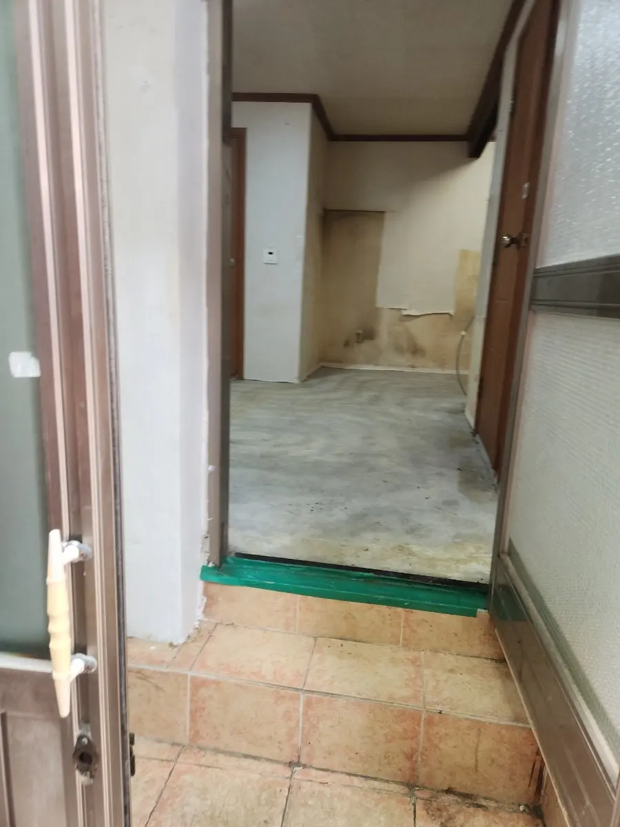 서울 구로구 가리봉동 단독주택 돌아가신분집정리 유품정리 빈집정리 쓰레기집정리 를 저렴한 비용으로 견적하고 저희"집 치울때"업체가 이틀중 1차로 작업을 완료한 내용입니다. 사진 17